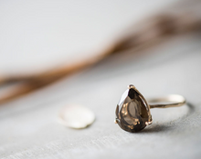 Load image into Gallery viewer, Smoky Quartz Pear-sparped Gold Ring